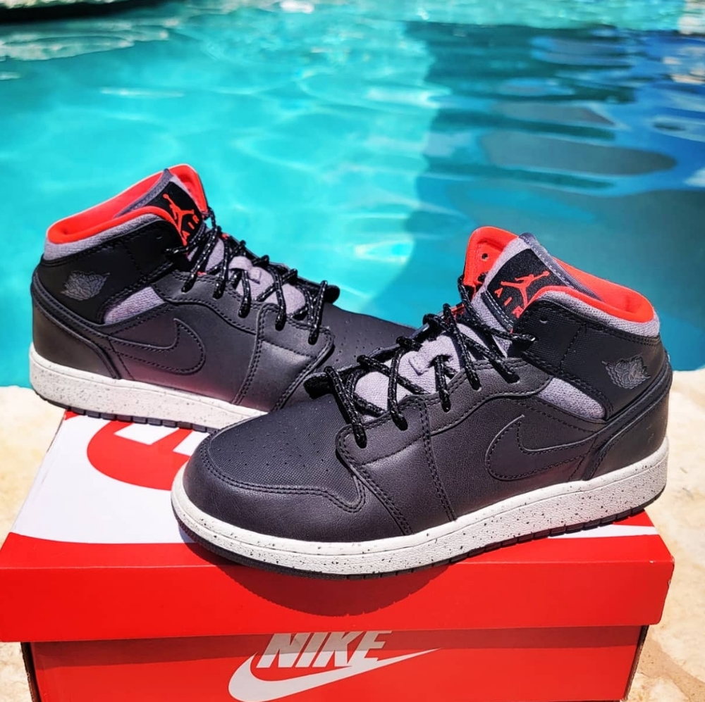 Jordan 1 Mid Holiday